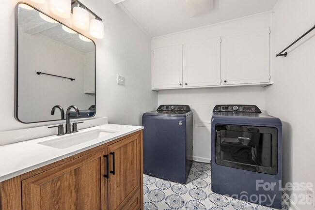 Building Photo - 1129 Eastview Dr