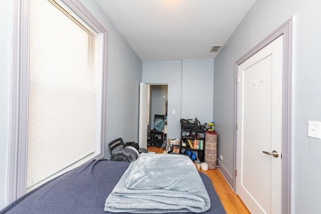 Building Photo - 3 bedroom in Chicago IL 60622