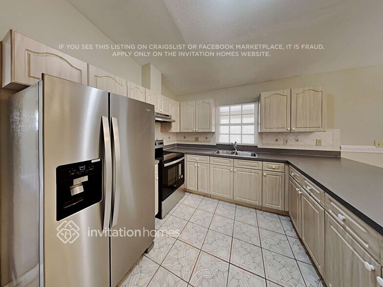 Building Photo - 5850 Lake Grove Dr