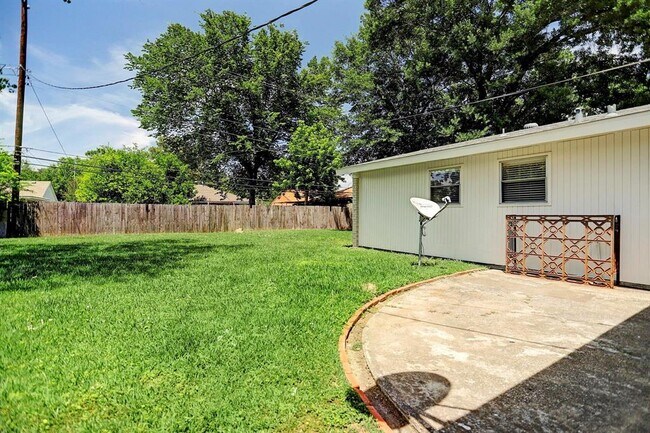 Building Photo - 10050 Haddington Dr
