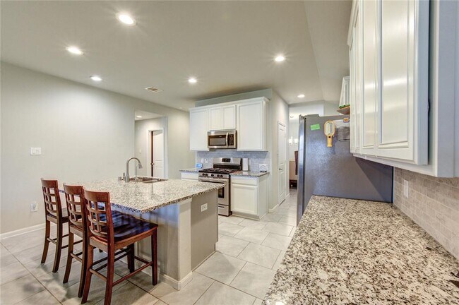 Building Photo - 9011 Hemlock Dr
