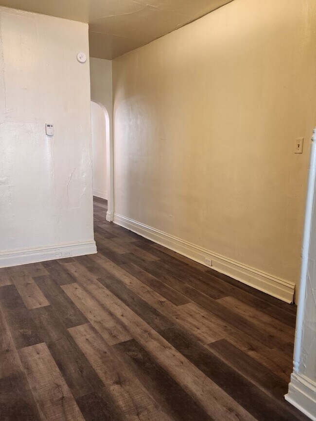 Building Photo - 920 W King St