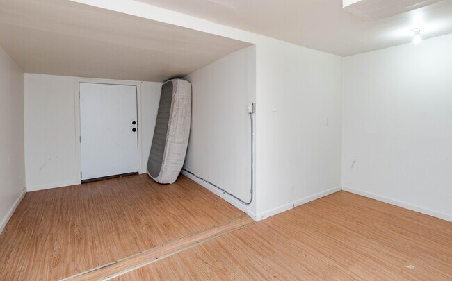 Building Photo - 213 Waugh St