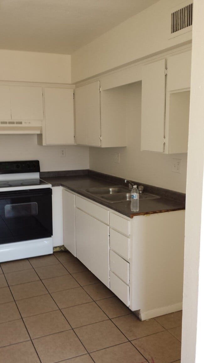 Building Photo - 2BR/1BA Garden Apartment $999 Osborn/66th St.