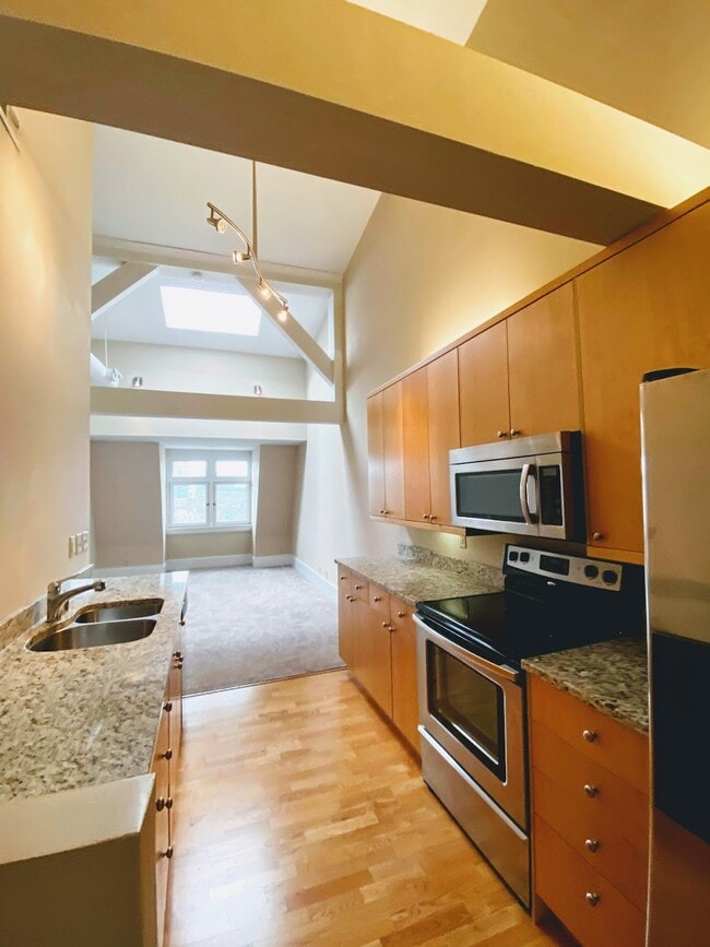 501Great for entertaining. New LVP flooring! - The Hannaford - 5 Minutes to Downtown Cincy