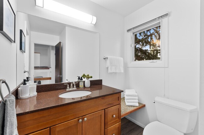 Building Photo - 814 W Bleeker St