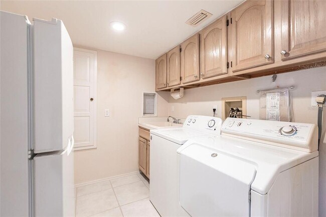 Building Photo - 1750 Jamaica Way