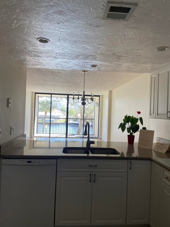Building Photo - 14 Royal Palm Way