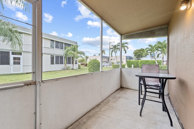 Building Photo - 723 Flanders Dr