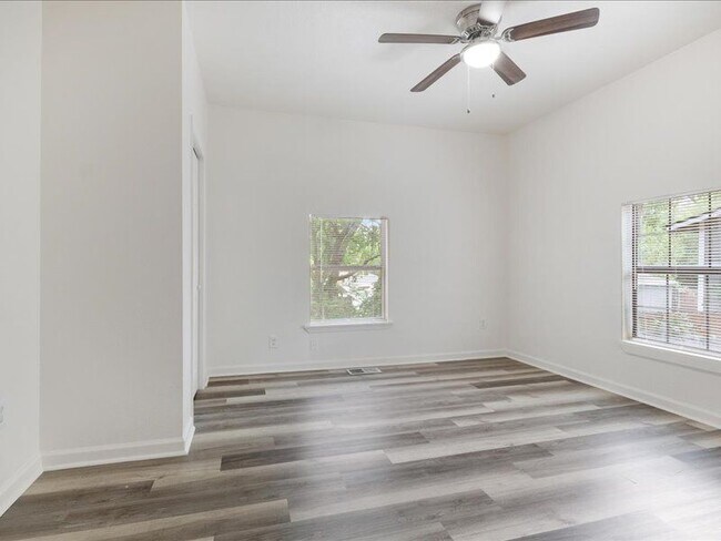 Building Photo - 533 E Woodard St