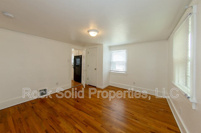 Building Photo - 506 E 7th St