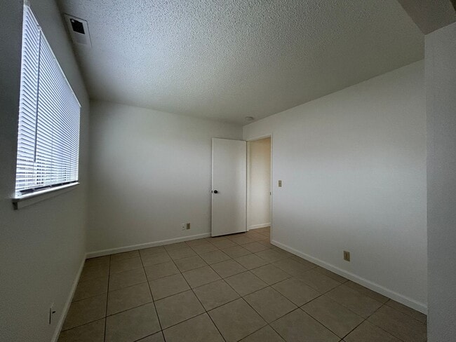 Building Photo - Lovely 3-Bedroom, 2-Bath Home with Spacious Backyard