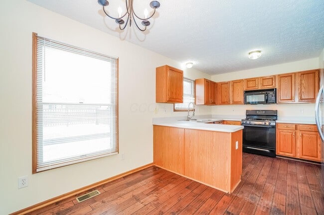 Building Photo - 2672 Fernwood Ave