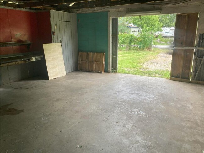 Building Photo - 1005 Staples Ave