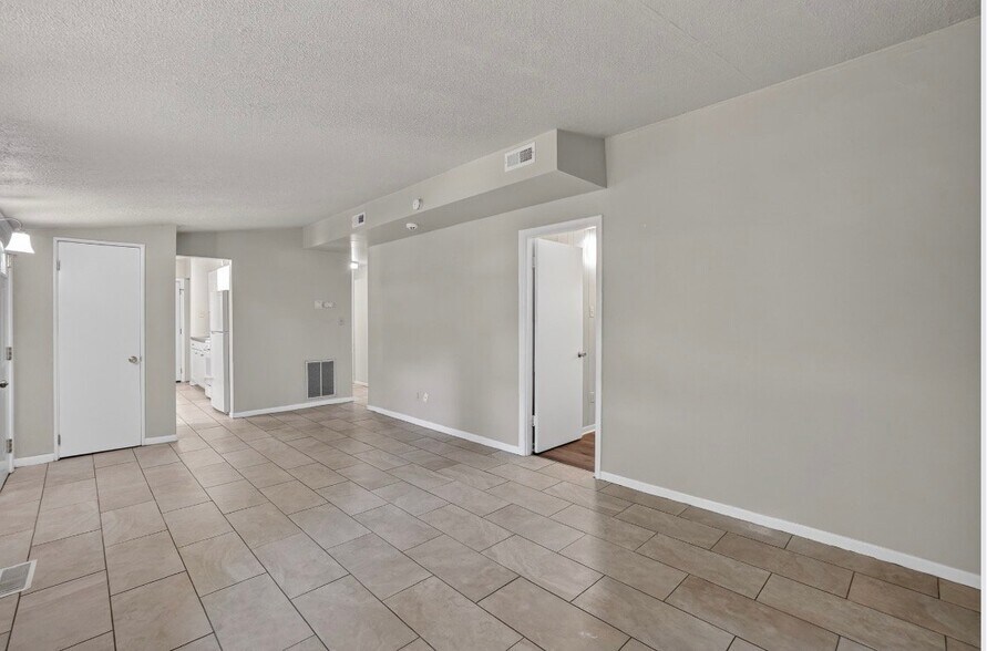 Building Photo - 2280 Roosevelt Pl