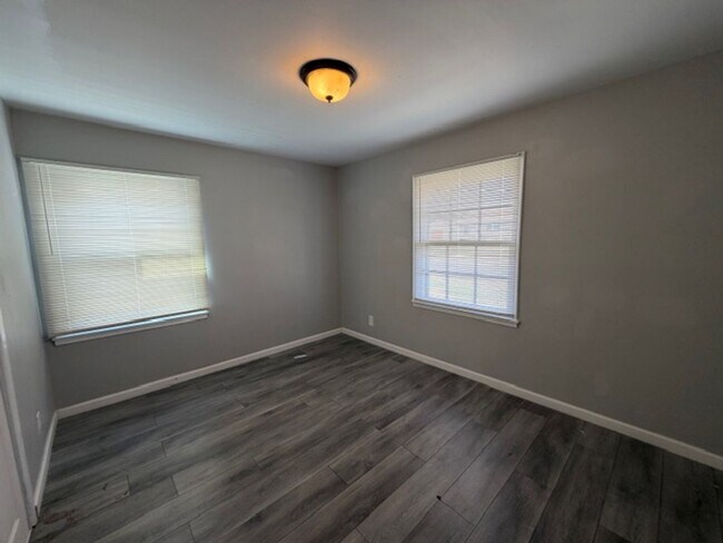 Building Photo - Lovely 3 Bedroom / 1 Bath for Rent - Section 8 Welcome