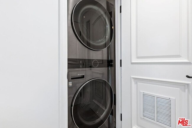 Building Photo - 1821 Fairburn Ave