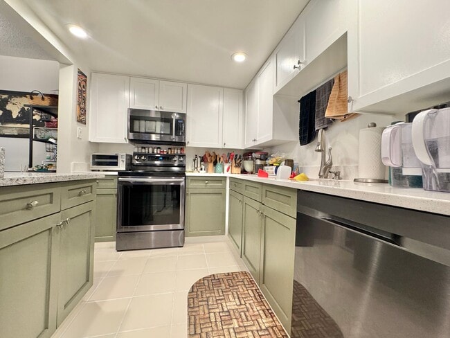 Building Photo - ARLINGTON CONDO - Sleek Sophistication Mee...