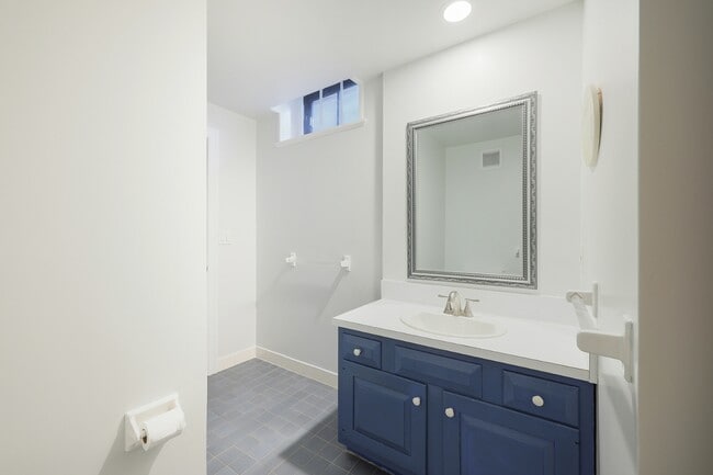 Building Photo - 39 Murray Hill Square