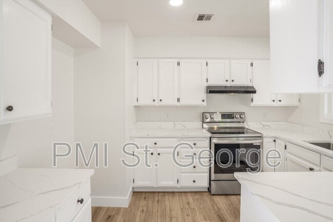 Building Photo - 1098 N 1900 W