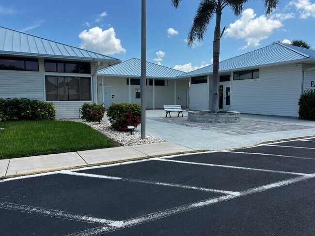Building Photo - 3018 Sail Pointe Cir