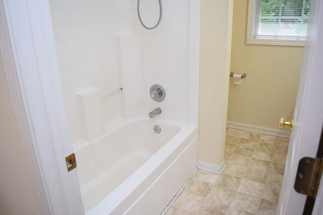 Building Photo - $1,150 | 2BR/1.5BA End Unit Townhouse – Sp...