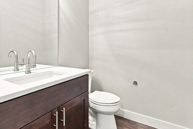 Building Photo - $3,740.95 - 4 bed, 3.5 bath Updated Townhome in Englewood!
