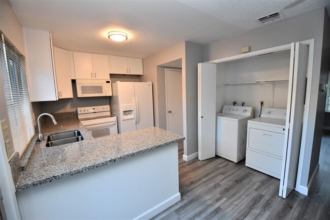 Building Photo - 8744 Woodman Way