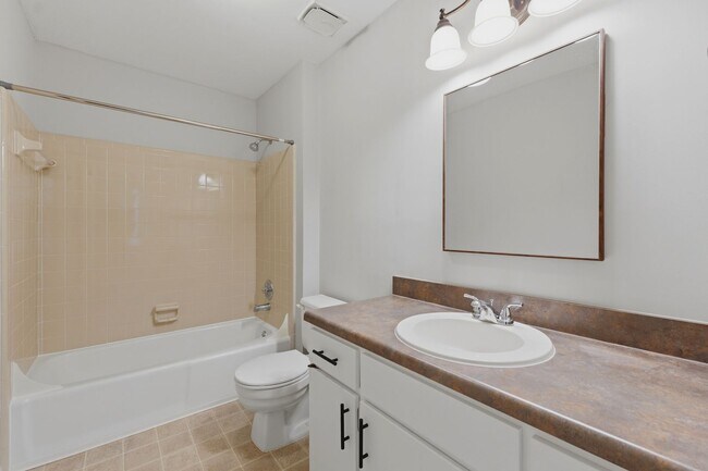 Building Photo - Charming Mount Pleasant Townhouse