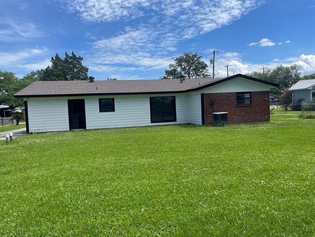 Building Photo - 3 Bedroom House in New Iberia