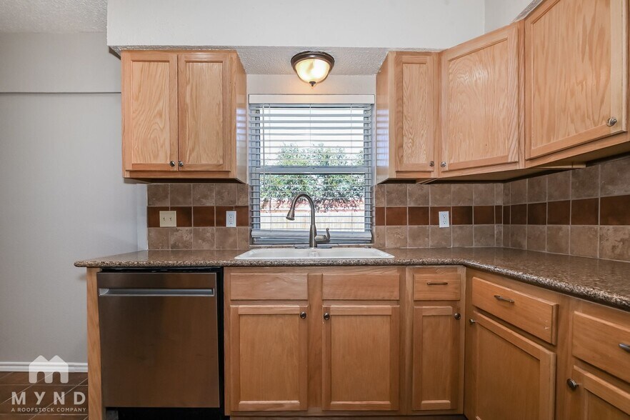 Building Photo - 605 Pyramid Dr