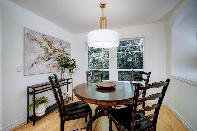 Building Photo - 3Bd/2Ba Issaquah Condo