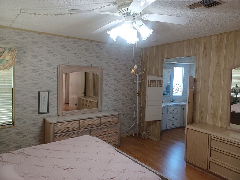 Building Photo - 55 + Community Turn Key 2 Bedroom / 2 Bathroom Home in a Private Gated Community Furnisher Negoti...
