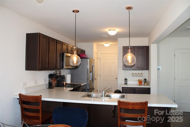 Building Photo - 10207 Holly Park Dr