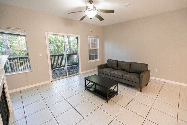 Building Photo - Beautiful 3 Bedroom 2 1/2 Bath Condo