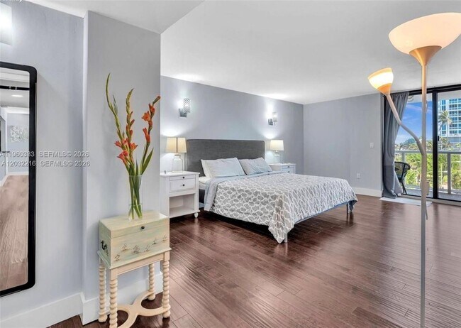 Building Photo - 6423 Collins Ave