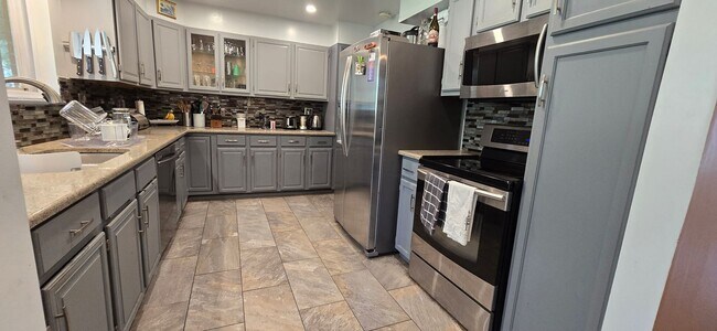Building Photo - Spacious Ranch-Style 5BR Home w/ Finished Basement & Large Fenced Yard