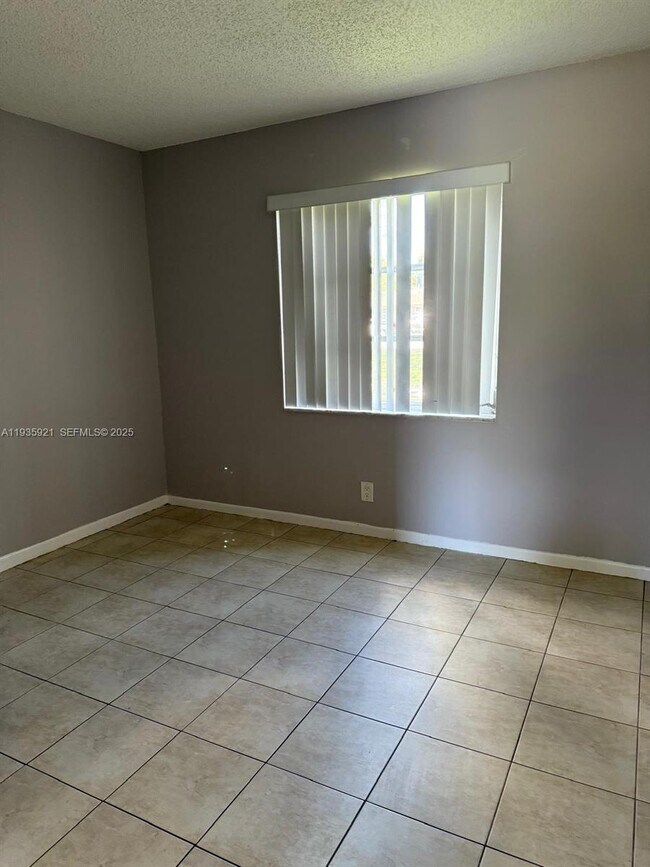 Building Photo - 402 Lakeside Dr