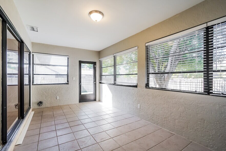Building Photo - 2126 SW 14th Ave