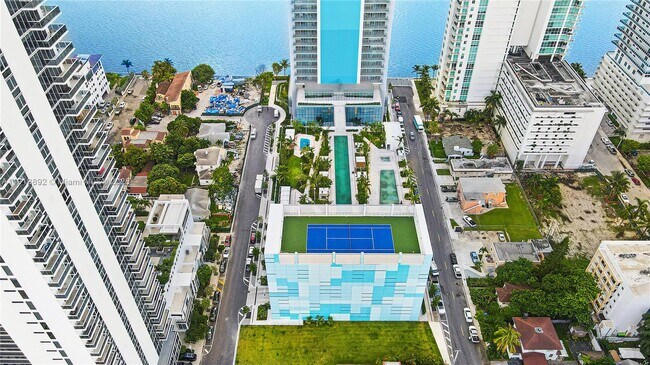 Building Photo - 700 NE 26th Terrace