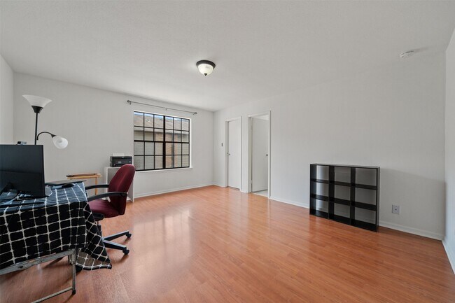 Building Photo - 9850 Pagewood Ln