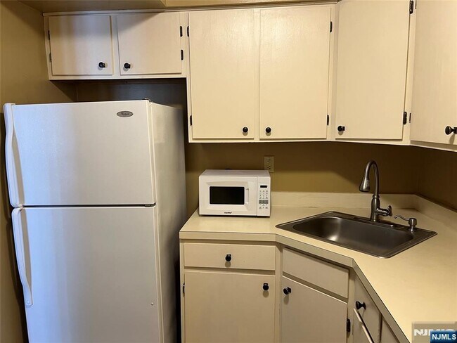 Building Photo - 775 Sassafras Ct
