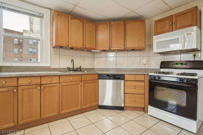 Building Photo - 44 Elm St