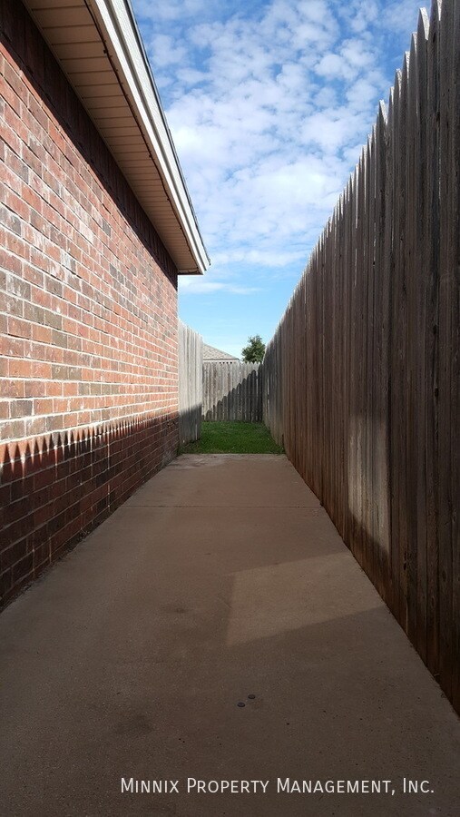 Building Photo - 517 N Brentwood Ave