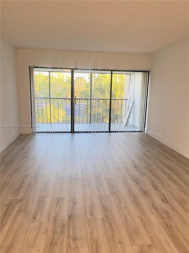 Building Photo - 240 Lakeview Dr