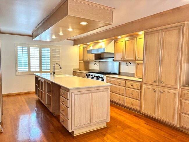 Building Photo - Welcome to this stunning 2 bedroom 2.5 bat...