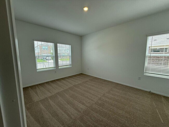 Building Photo - 519 Vantage Dr