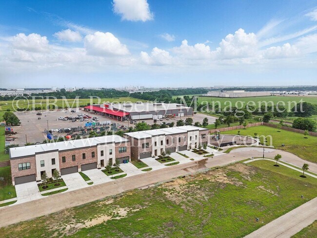 Building Photo - 2121 Luna Dr