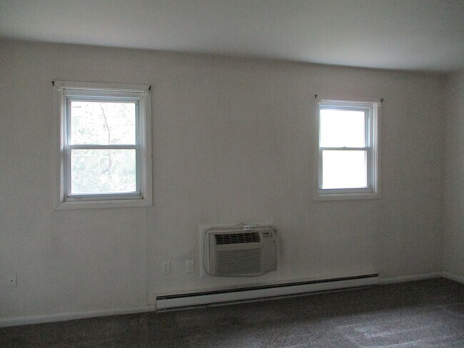 Building Photo - 3BR Townhome with garage! - Northampton School District