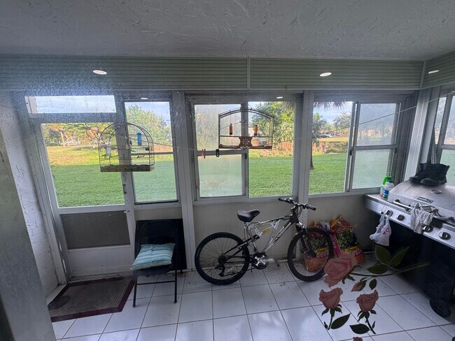 Building Photo - 725 Lori Dr